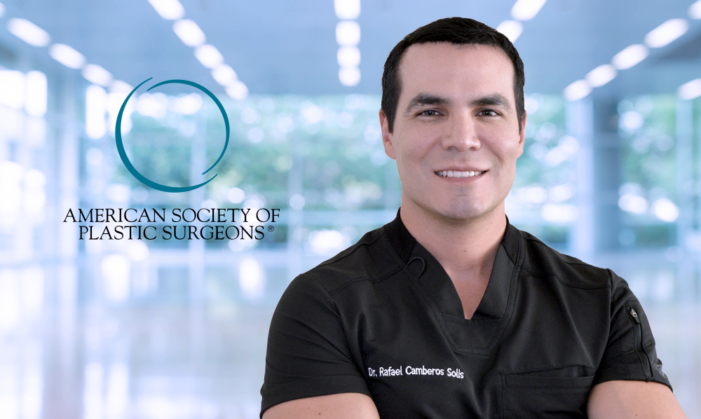 Dr. Rafael Camberos from Plastic Surgery Tijuana offers video consultations to people interested in cosmetic plastic surgery.